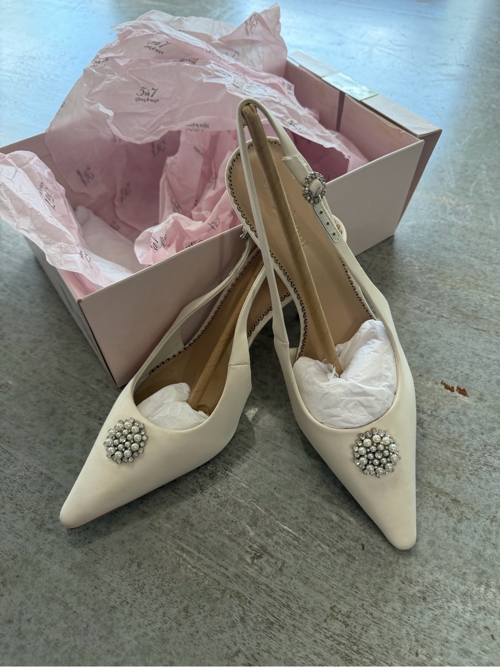 NWT cinq a sept Claire Crystal Brooch Satin Pointed Slingback w/ Pearl Cluster